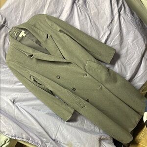 Gray Trench Coat with Classic Lapel and Structured Silhouette